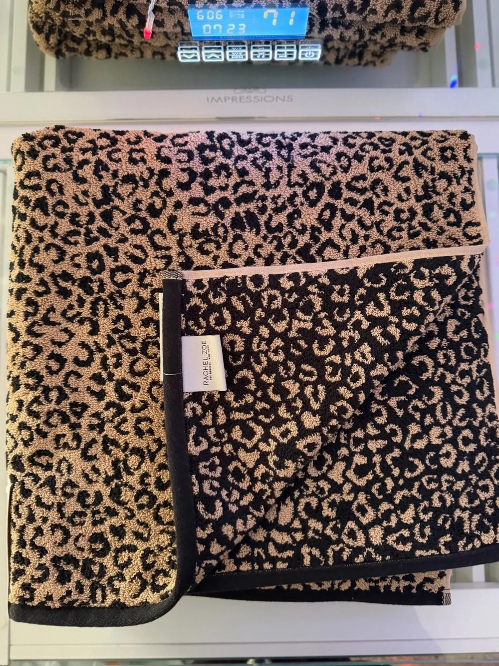 Rachel Zoe Luxe Classic Leopard cheetah animal Print bath towel 2 piece set